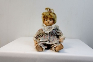 10DEC Fraaie porseleinen pop Alice uit de Promenade Collection