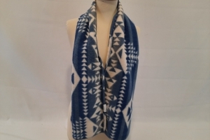 Blauw/witte Fleece sjaal met driehoekinge tekeningen op