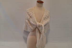 Wit gebreide omslagdoek /sjaal knoopbaar vooraan 