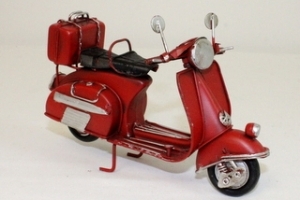 Miniatuur Vespa scooter in het rood ALG134