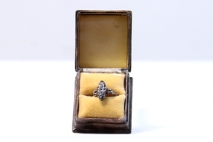 Zilverkleurige vintage ring met zwarte steentjes