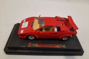 Rode Lamborghini Countach 5000 (1988) op sokkel