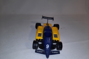 Goliath blauw gele Formule 1 auto met nr 9