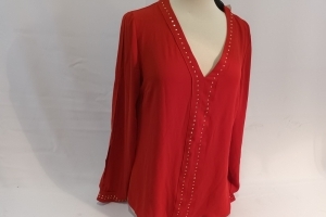 Lola & Liza rode blouse met studs versieringen vooraan en boorden aan pols mt 40
