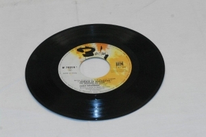 Set van 3 vinyl singles: The Twistin' Guys, Gloria Gaynor en Muziek uit jamais le dimanche