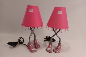 Set van 2 roze tafellampjes /nachtlampjes met zilverkleurige voeten in roze sandalen