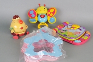 Set van 2 babyspeeltjes en 2 handigheidjes