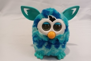 Drie tinten blauw gestreepte Furby met blauwe oortjes 
