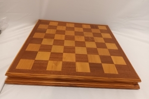 Groot houten schaakbord met witte & zwarte pionnen + 1 koning ontbreekt maar er is een andere koning in de plaats gezet