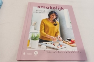Boek Smakelijk! Wereldkeuken van Sandra Bekkari