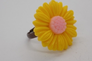 Gele bloem ring 55